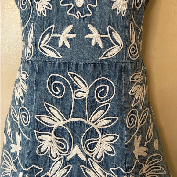Alice + Olivia Floral Embroidered Denim Dress size 2 - Picture 3 of 15